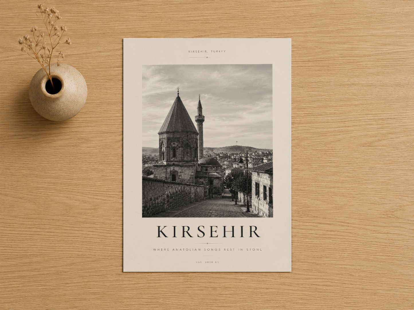 Kırşehir şehir manzarasının zarif siyah-beyaz sanat baskısı, minimal tasarım ve seramik vazolarla.