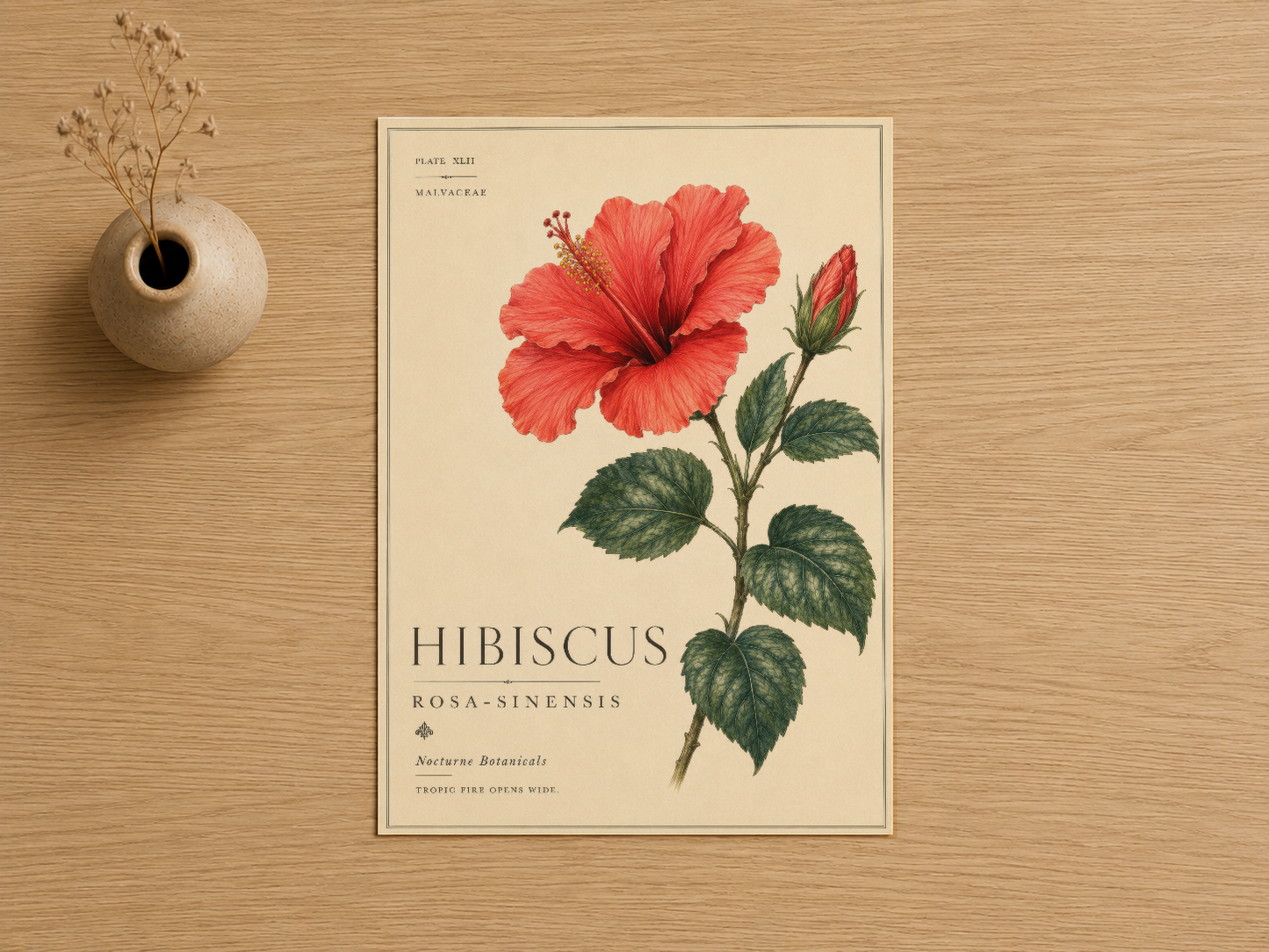 Botanik tarzı hibiskus tablosu, detaylı kırmızı çiçek ve yeşil yaprak tasarımı, ahşap arka planda.