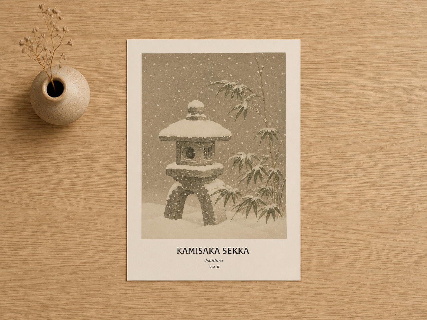 Kamisaka Sekka tablosu ahşap masada düzgün bir şekilde konumlandırılmış.