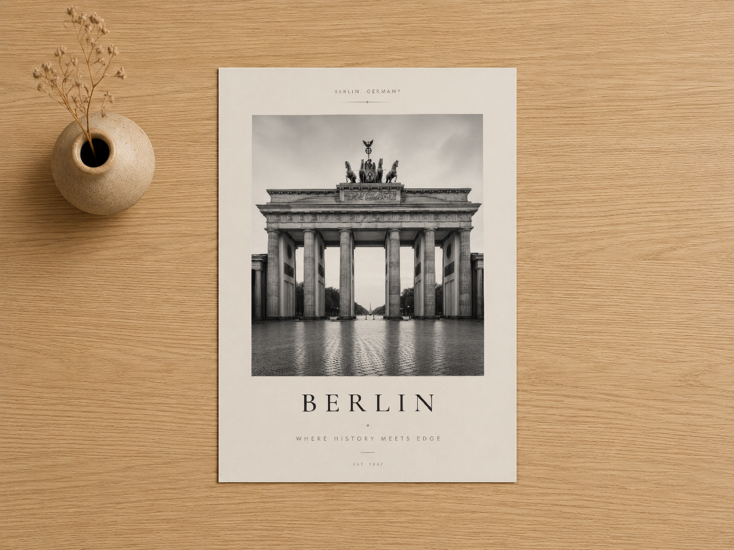 Brandenburg Kapısı'nın ikonik görünümünü siyah beyaz fotoğrafla sunan poster, Almanya Berlin koleksiyonu tablosu.