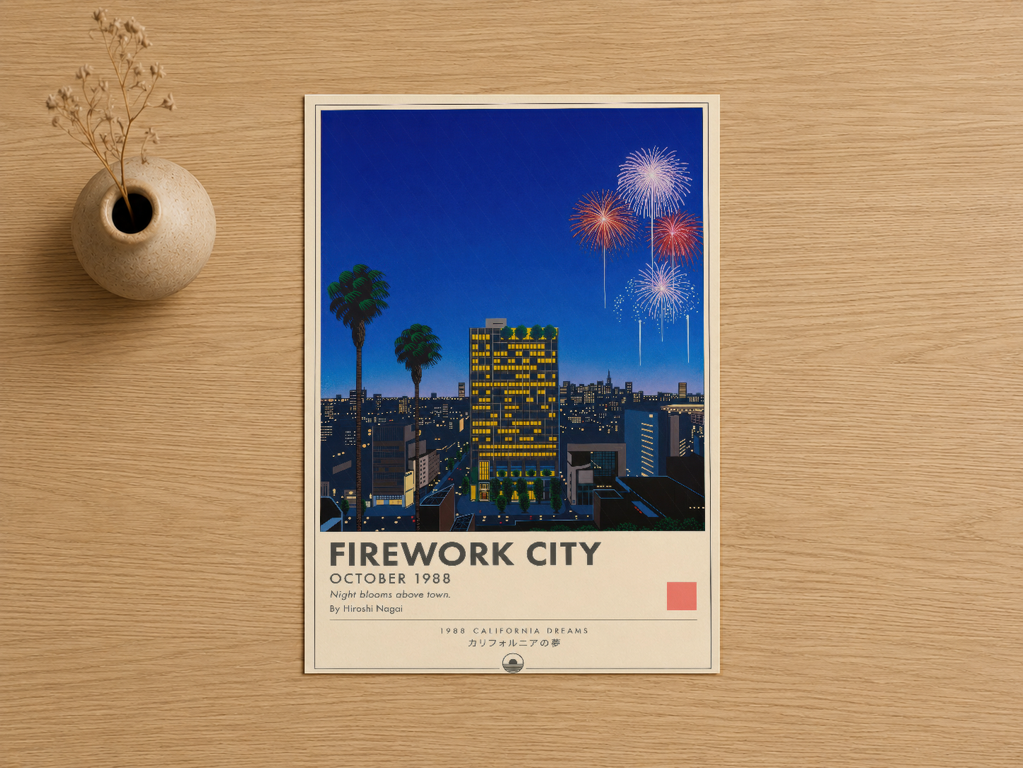 Firework City baskısı, palmiye ağaçlı şehir silüetini ve gök mavi gökyüzündeki havai fişekleri gösteren retro sanat eseri.