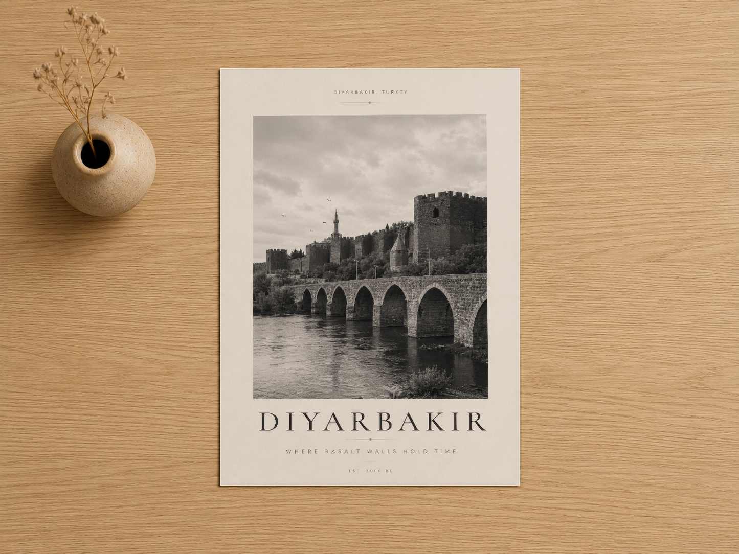 Diyarbakır'ın ikonik taş köprüsünün atmosferik siyah beyaz fotoğrafı, minimalist poster olarak sunuluyor.