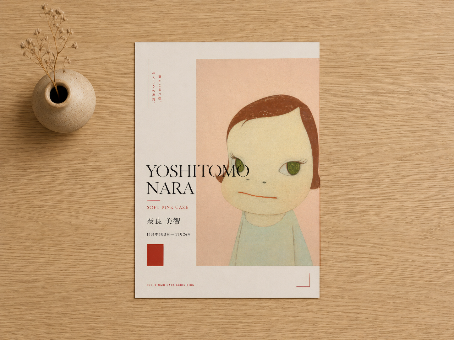 Sanat sergisinden esinlenen tasarımda, Yoshitomo Nara'nın ikonik karakterinin yumuşak renkler ve minimalist üslupla sunulan