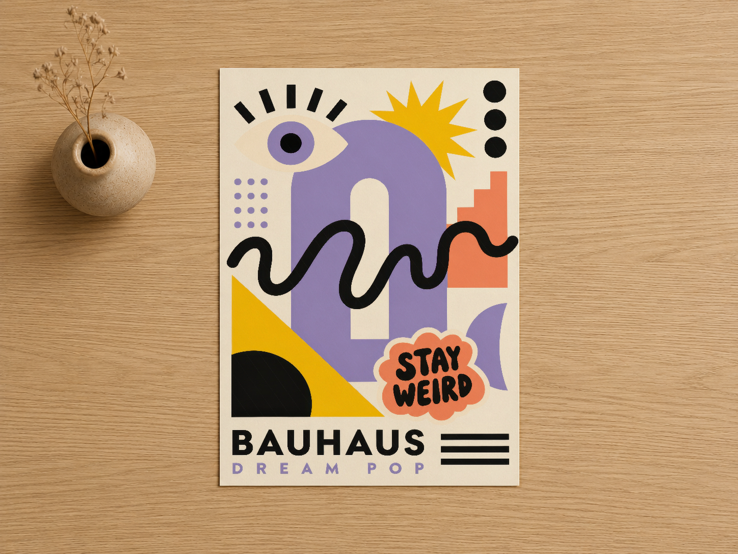 Bauhaus Dream Pop tasarımı, sarı çiçek vazosuyla birlikte ahşap zemin üzerinde sergilenen renkli baskı tablosu.
