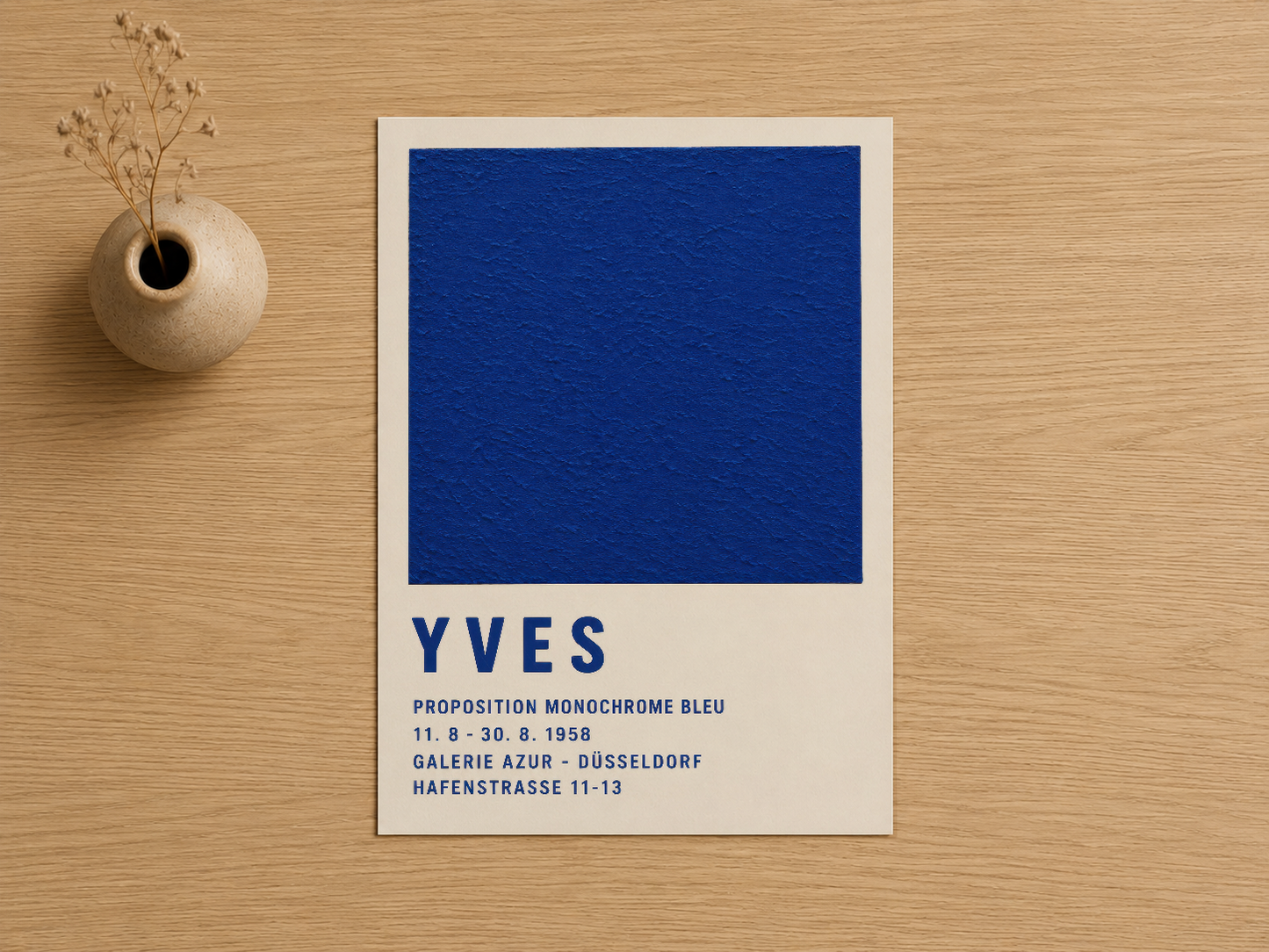 Yves Klein Proposition Monochrome Bleu poster, açık ahşap yüzeyde sergilenen sanat baskısı.