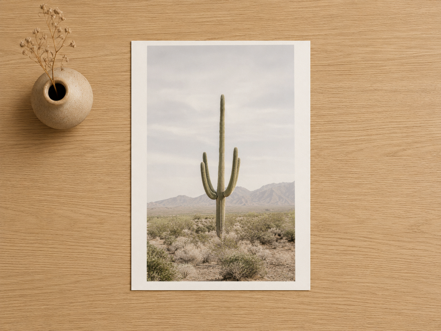 Beyaz çerçeveli saguaro kaktüsü tablosu, çöl peyzajı ve dağ silüetini ince detaylarla aktarır.