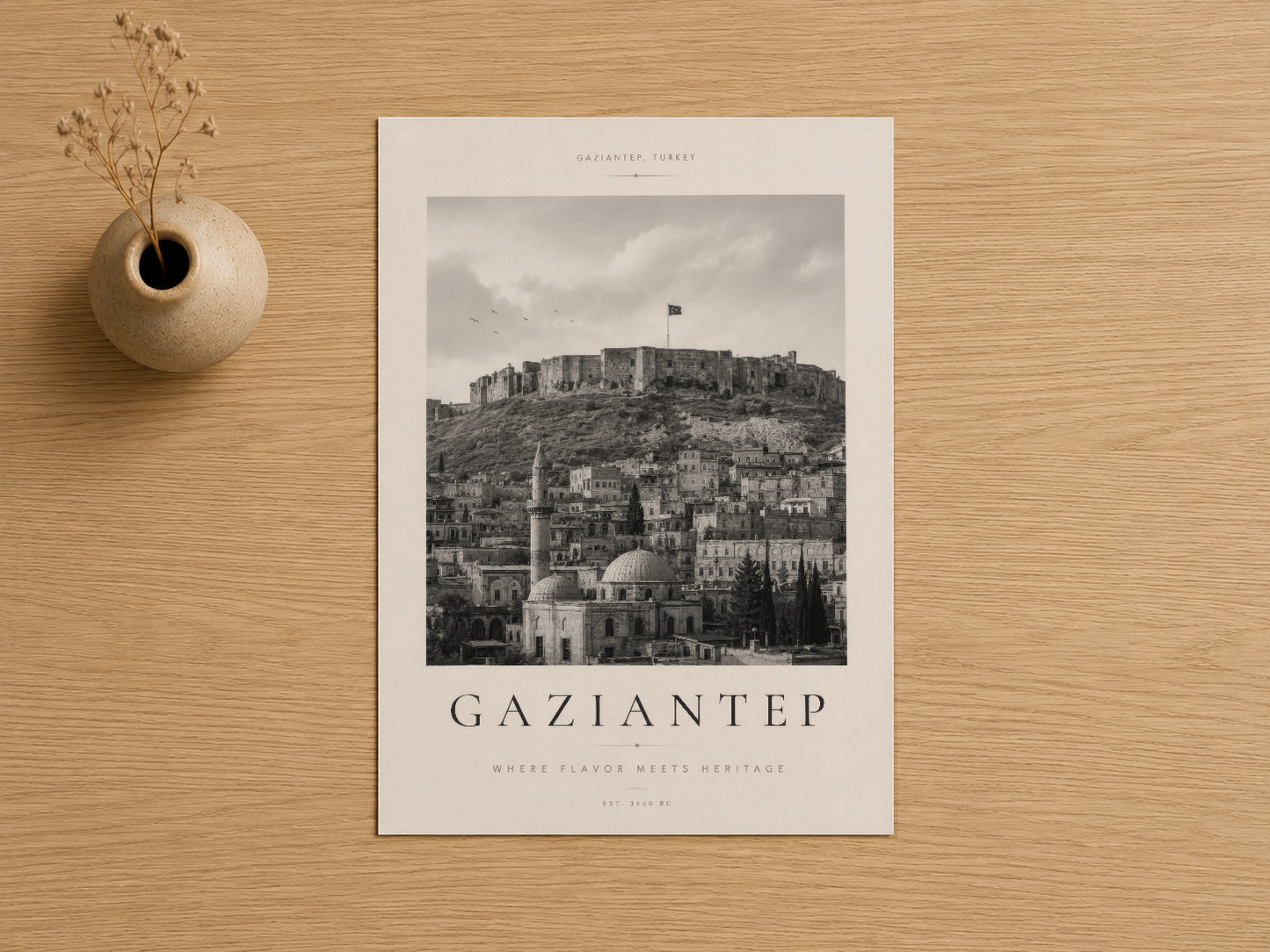 Gaziantep'in tarihi silüetini siyah beyaz fotoğrafik stilinde gösteren elegant duvar tablosu.