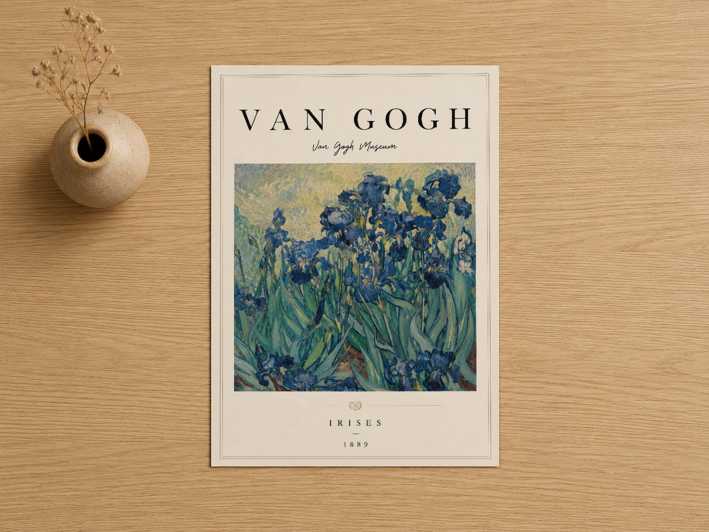 Van Gogh'un 1889 yılındaki ünlü İris tablosunun sanat baskısı, canlı mavi ve yeşil renklerle botanik güzelliğini yeniden