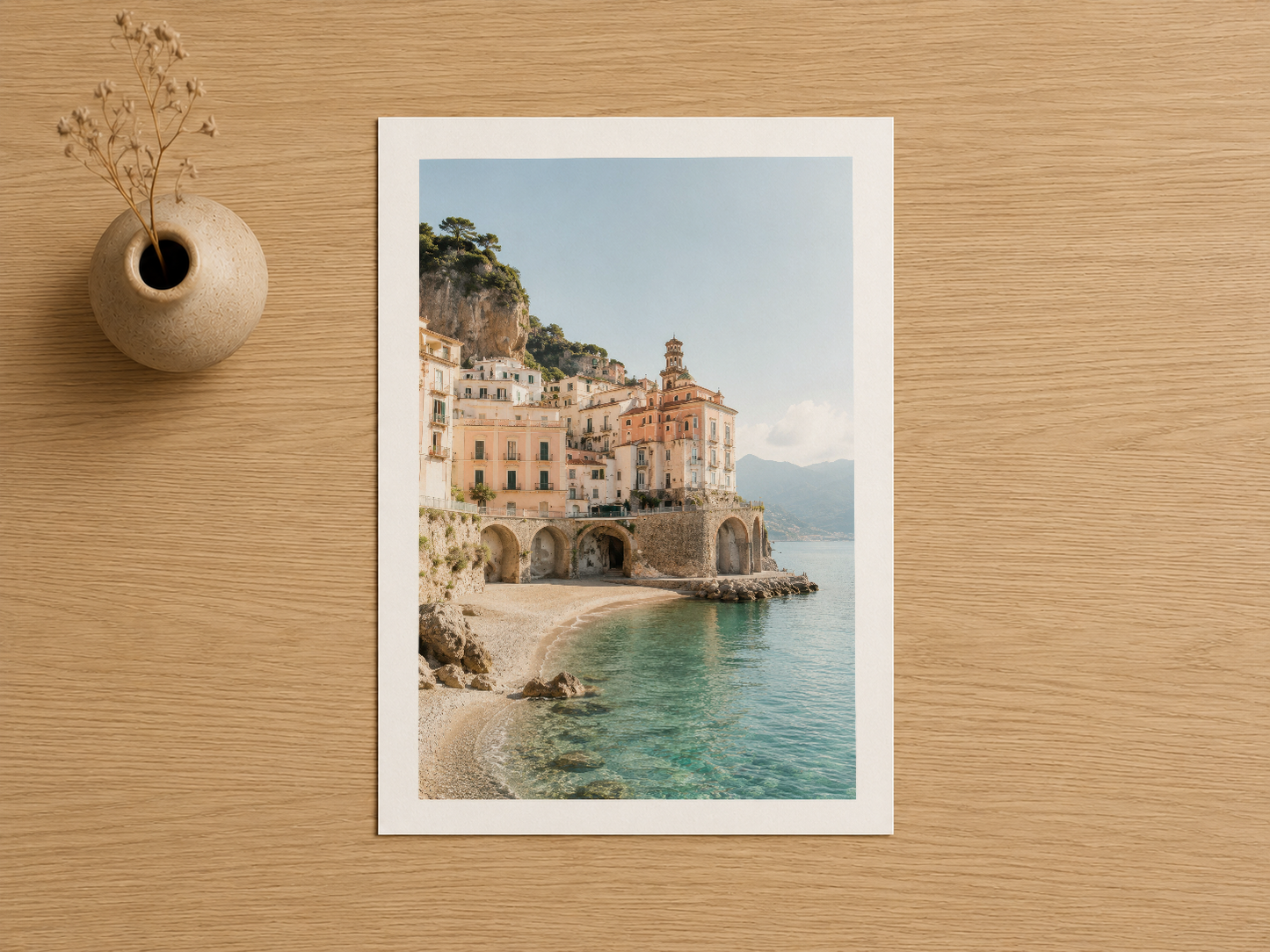 Kristal açık suları ve terracotta mimarisiyle Amalfi kıyısı fotoğraf baskısı, beyaz mat çerçevede.