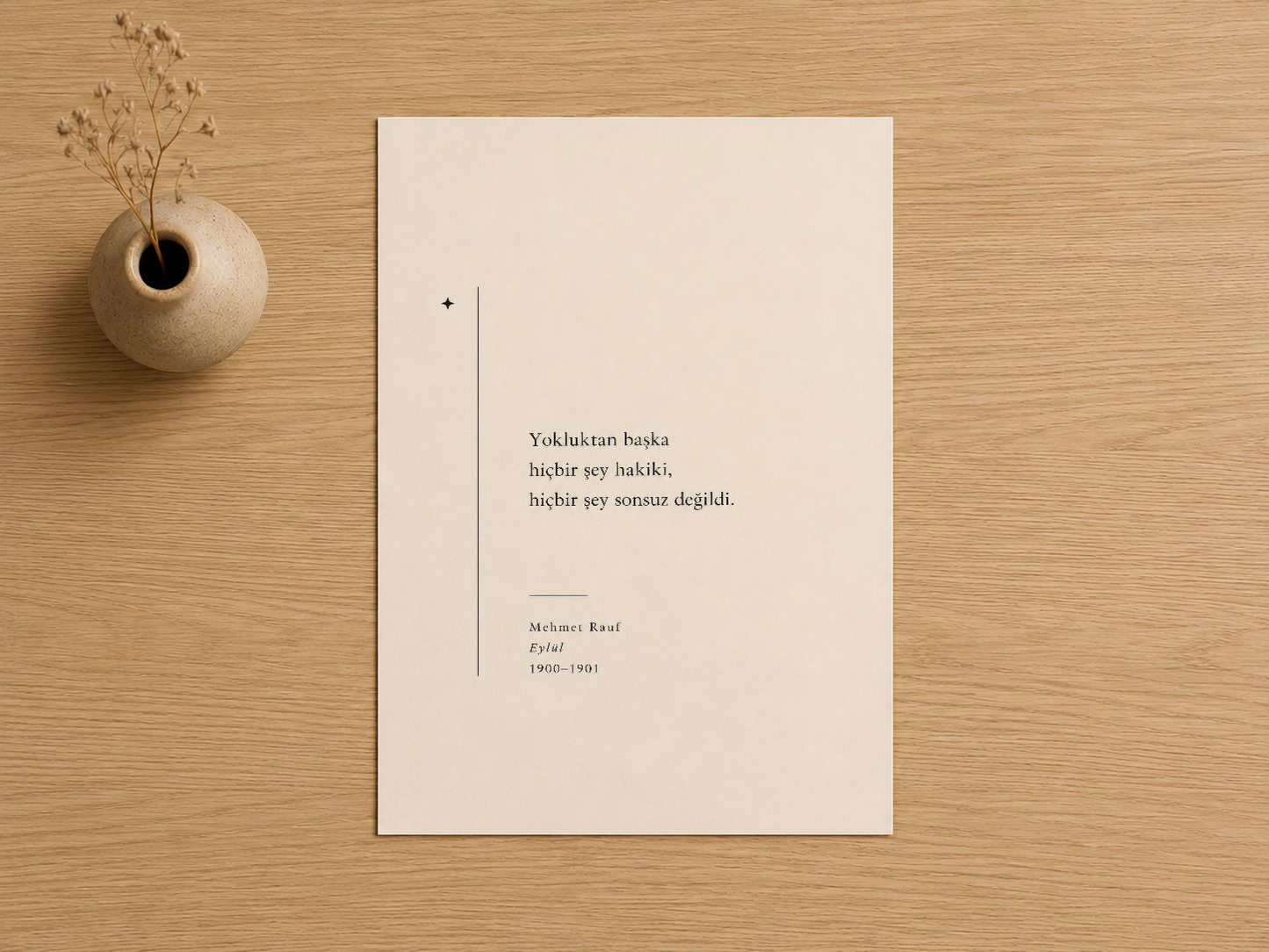 Krem tonlu posterinde Mehmet Rauf'un Türkçe şiiri, ahşap zeminle uyumlu minimalist tasarım.