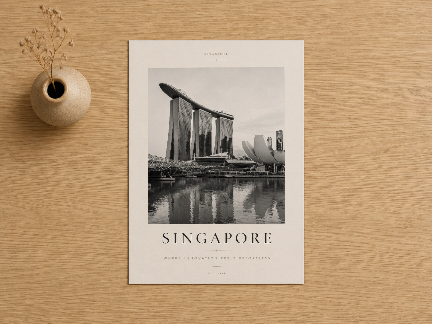 Singapore marina mimarisini siyah beyaz fotoğrafik stilinde gösteren minimalist duvar tablosu.