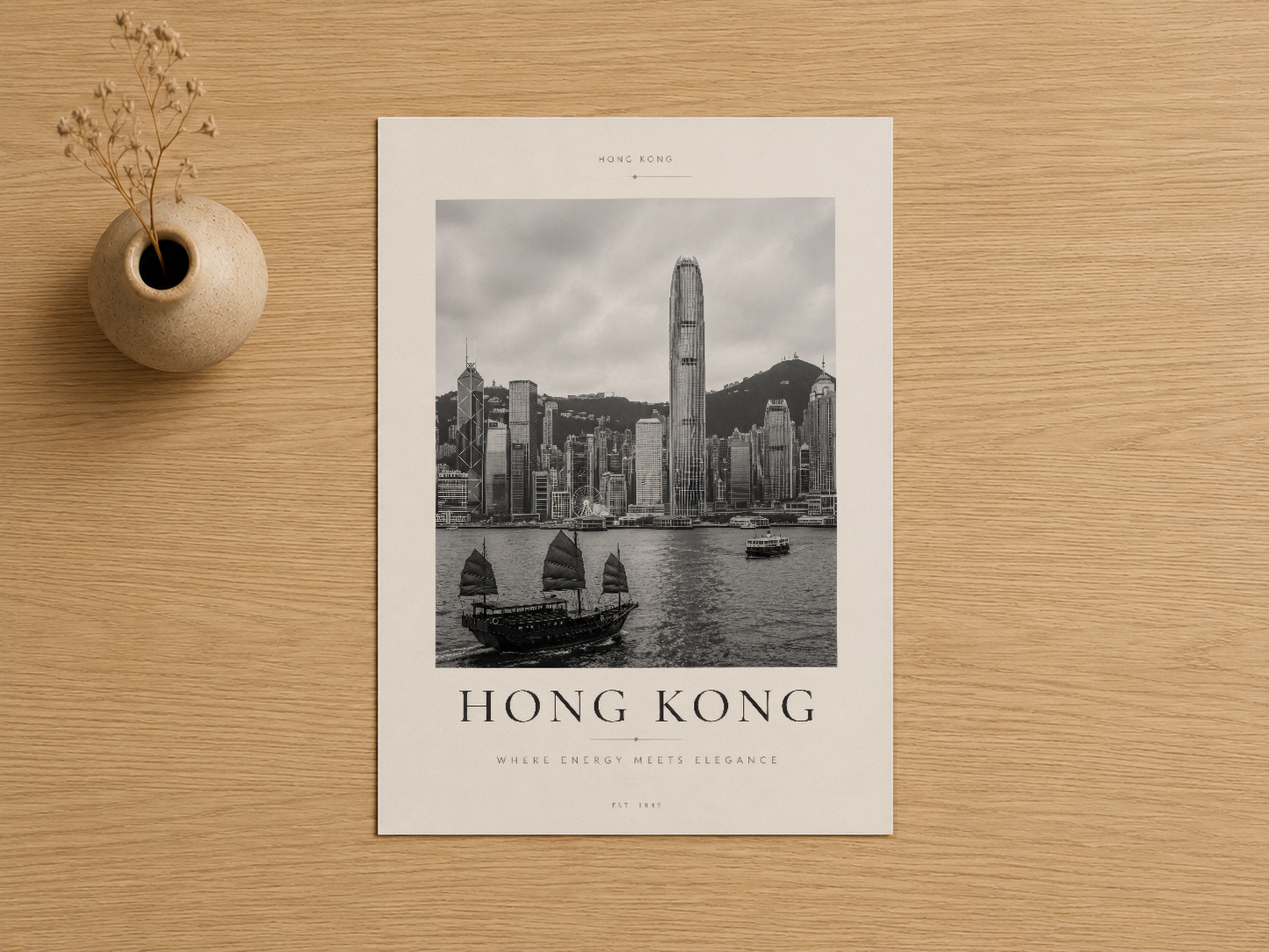 Hong Kong şehir manzarası siyah-beyaz baskısı, zarif serif tipografi ve yumuşak krem arka fon tasarımı.