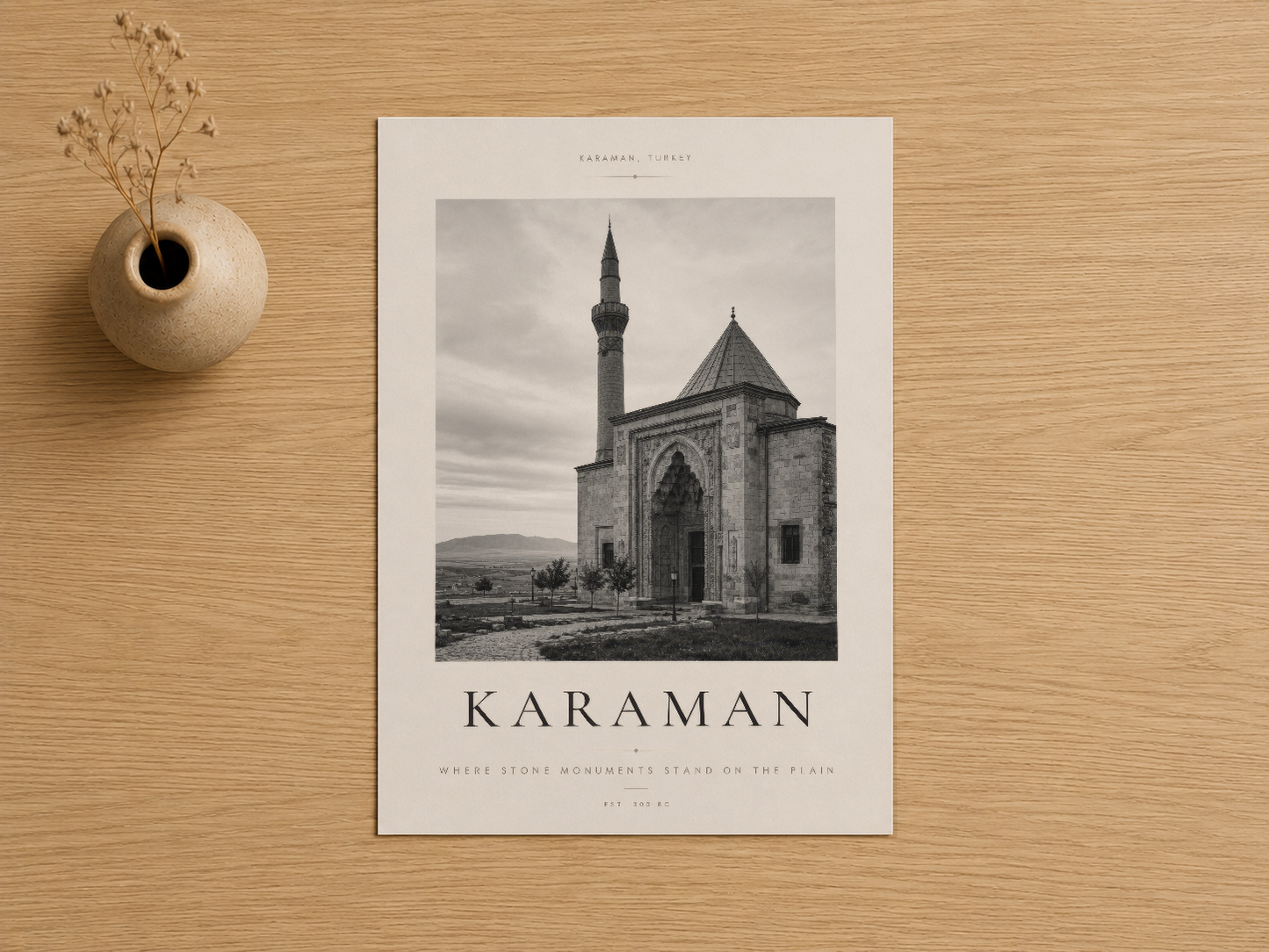 Karaman Camii'nin mimari güzelliğini siyah beyaz fotoğrafla yakalayan sanat baskısı.