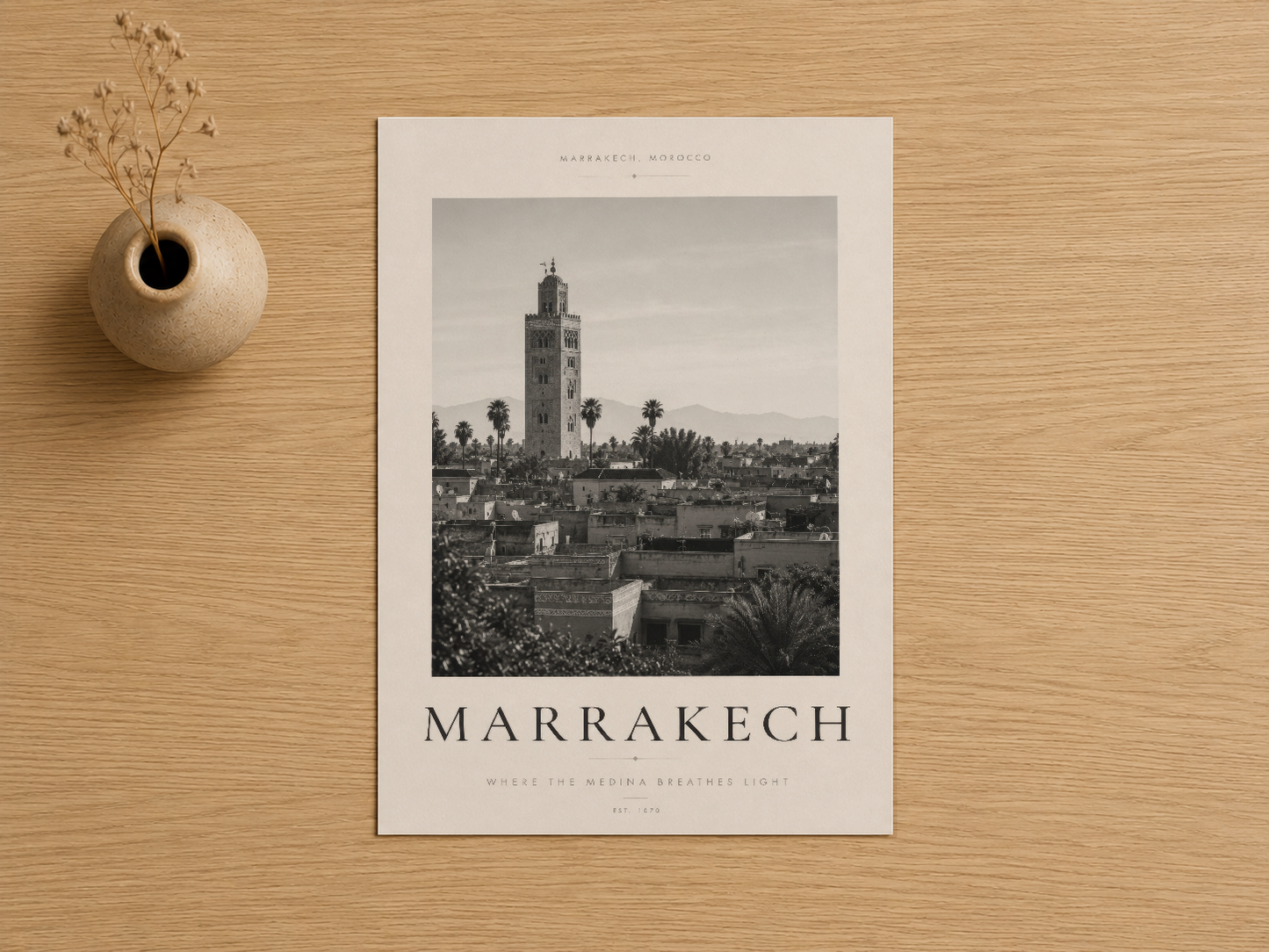 Marrakech kuleysinin siyah-beyaz fotoğrafı, zarif tipografi ve vintage estetikli tasarım posteri.