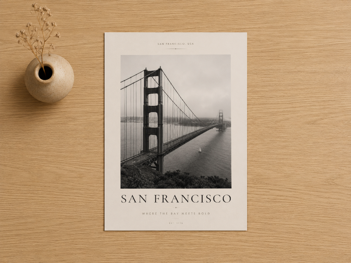 Golden Gate Köprüsü'nün atmosferik siyah beyaz fotoğrafı, minimalist beyaz kenarlı tablosu.