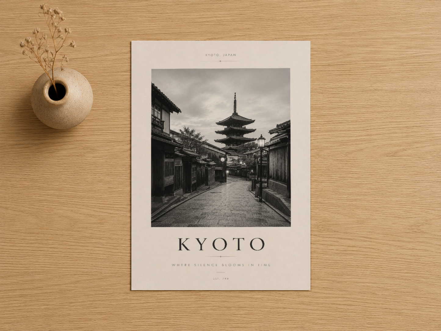 Kyoto'nun tarihi caddesini black and white stil ile gösteren sanat baskısı, ahşap yüzeyde sergileniş.
