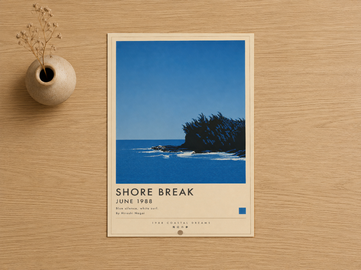Açık mavi gökyüzü ve koyu yeşil adanın yer aldığı Shore Break başlıklı minimalist duvar tablosu.