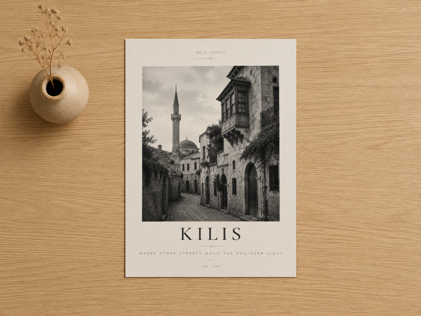 Kilis Türkiye siyah beyaz duvar sanatı, taş sokakları ve minareyi konu alan minimalist tasarım.