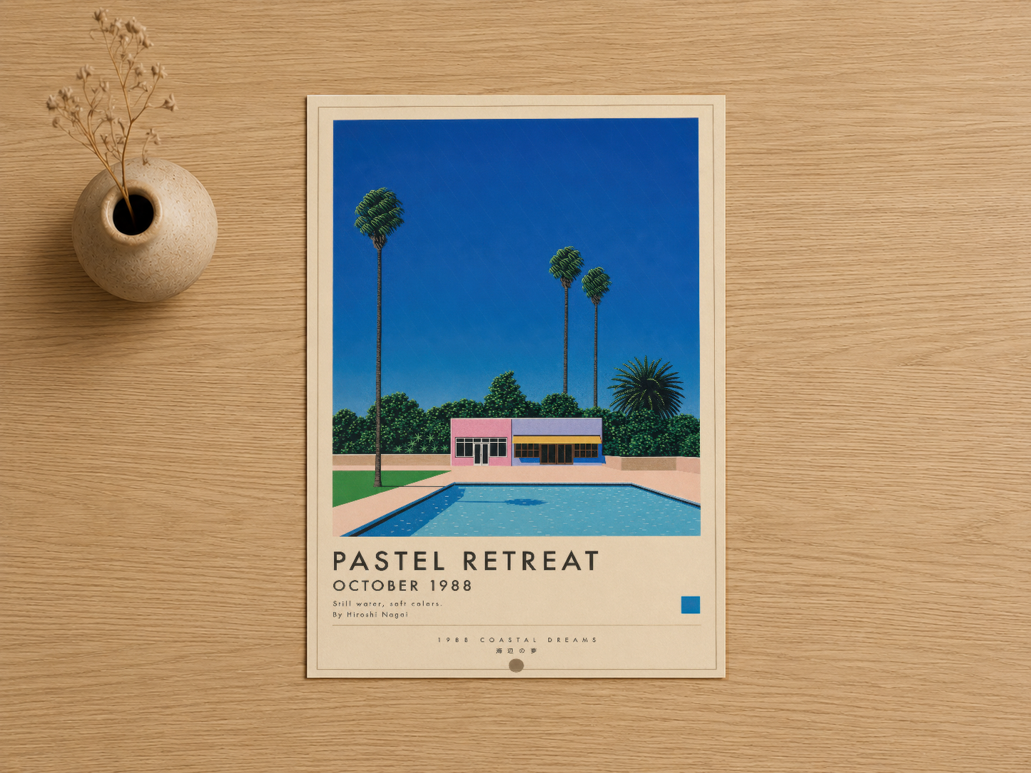 Pastel Retreat posteri, retro tasarımıyla açık mavi gökyüzü, pembe villa ve palmiye ağaçlarını zarif şekilde yansıtıyor.