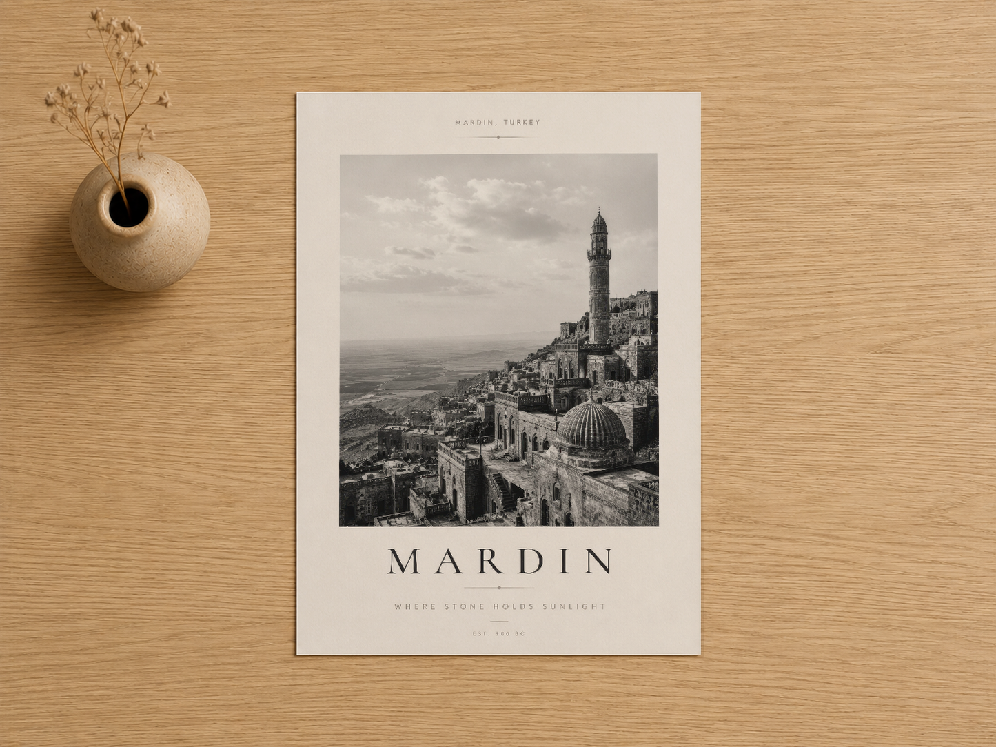 Mardin'in tarihî silüetini gösteren siyah-beyaz sanat baskısı, minimalist beyaz çerçevede.