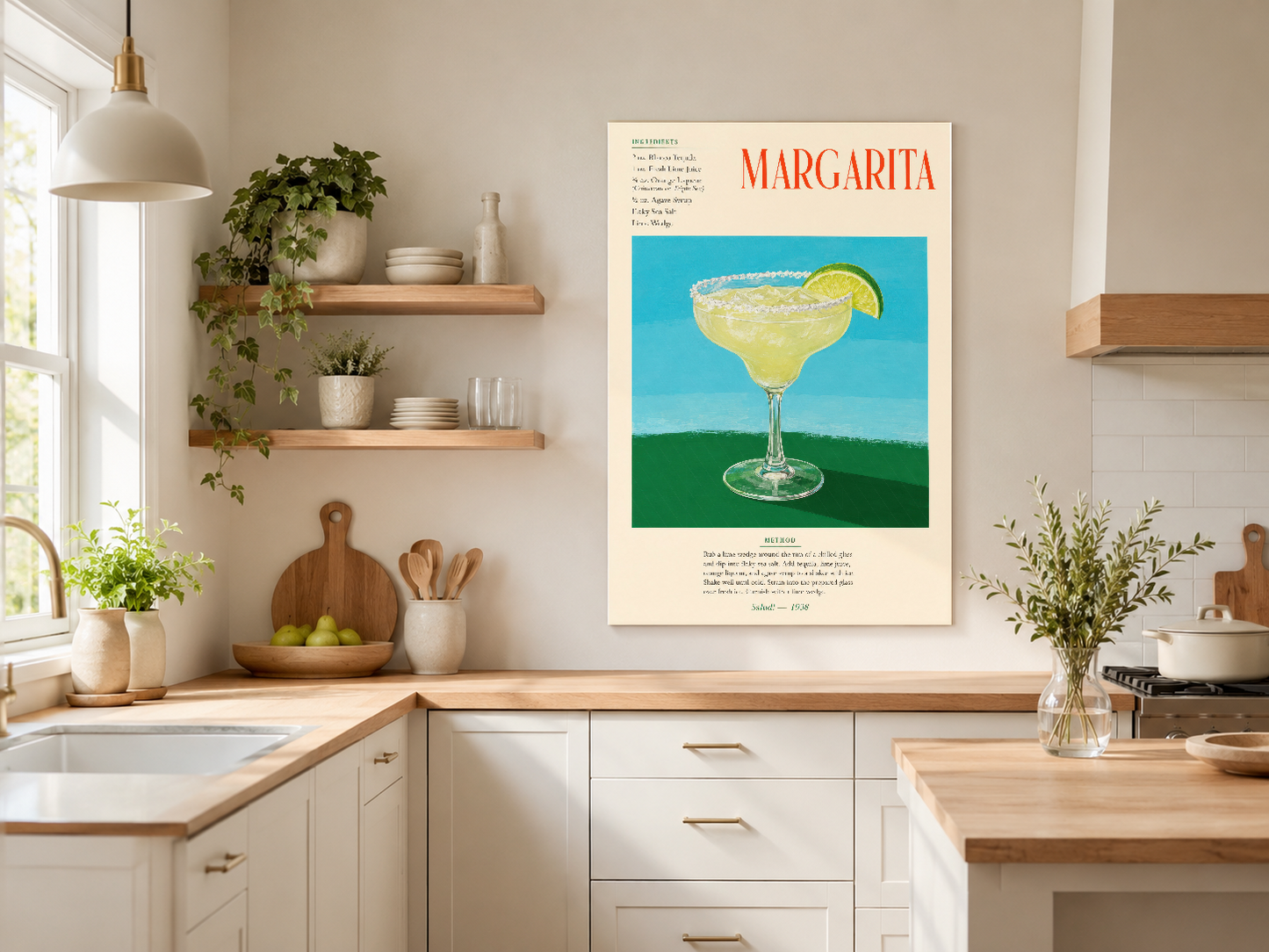 Vintage tarzı Margarita sanat baskısı, içeriği ve tarifi ile birlikte minimalist mutfak stiline uyum sağlıyor.