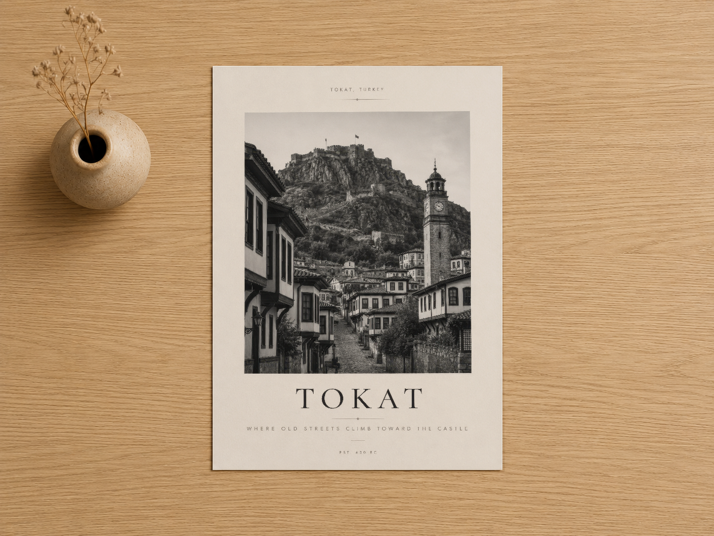 Tokat şehrinin tarihi mimarisi siyah beyaz sanat baskısı, minimalist tasarım çerçevesinde.