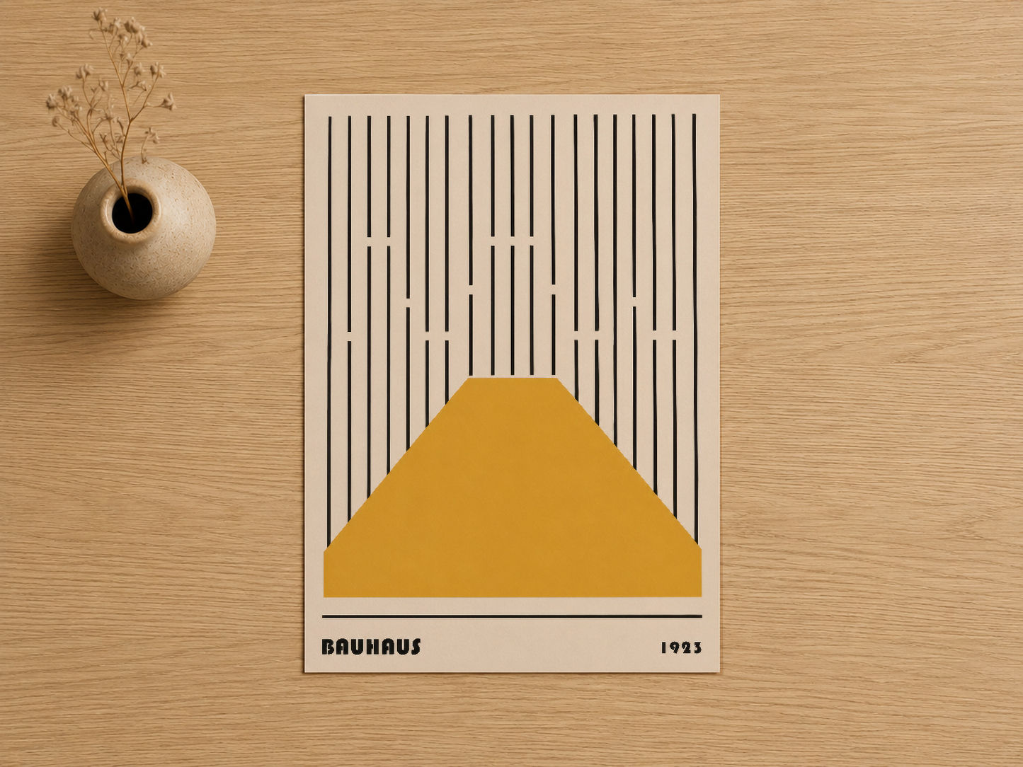 Siyah çizgili arka plana karşı parlak sarı dağ silueti ile minimalist Bauhaus sanat tablosu.