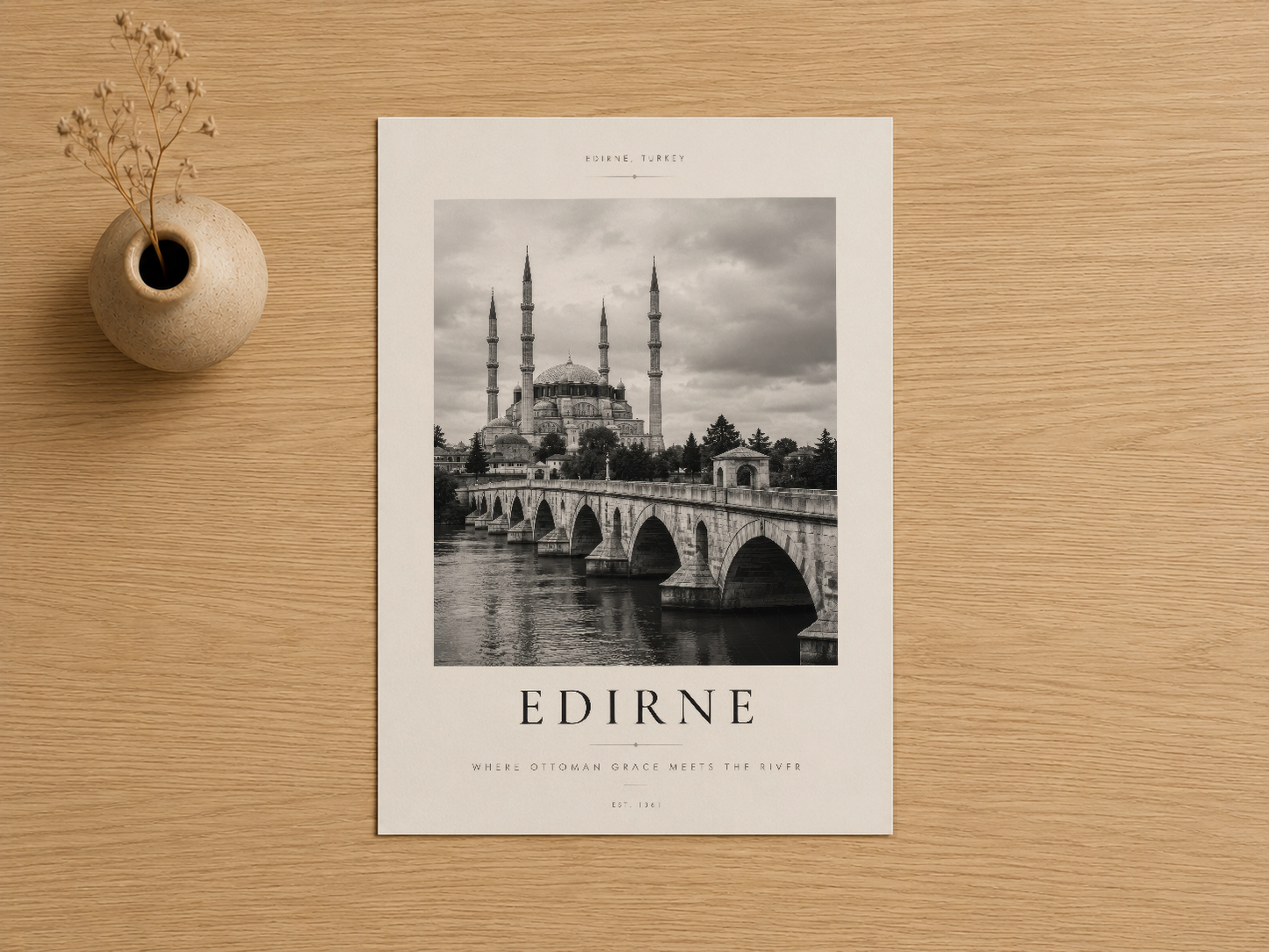Edirne Selimiye Camii'nin tarihi güzelliğini sunan siyah-beyaz sanat baskısı, minimalist tasarım.