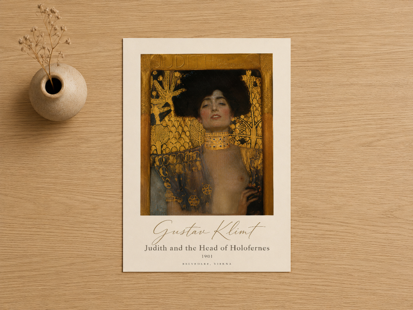 Gustav Klimt'in ikonik eserinin Museum Quality baskısı, minimalist ahşap ortamda sunuluyor.