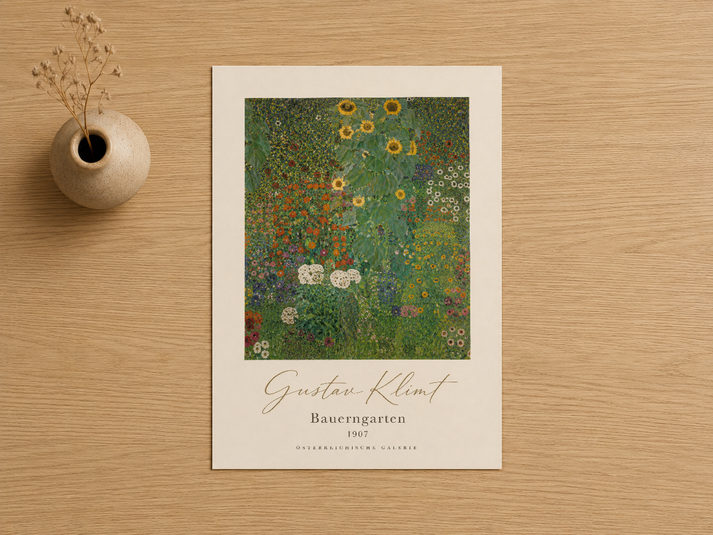 Gustav Klimt Bauerngarten tablosu, renkli çiçek motiflerinin yer aldığı sanat baskısı, ahşap masa üzerinde sergileniyor.