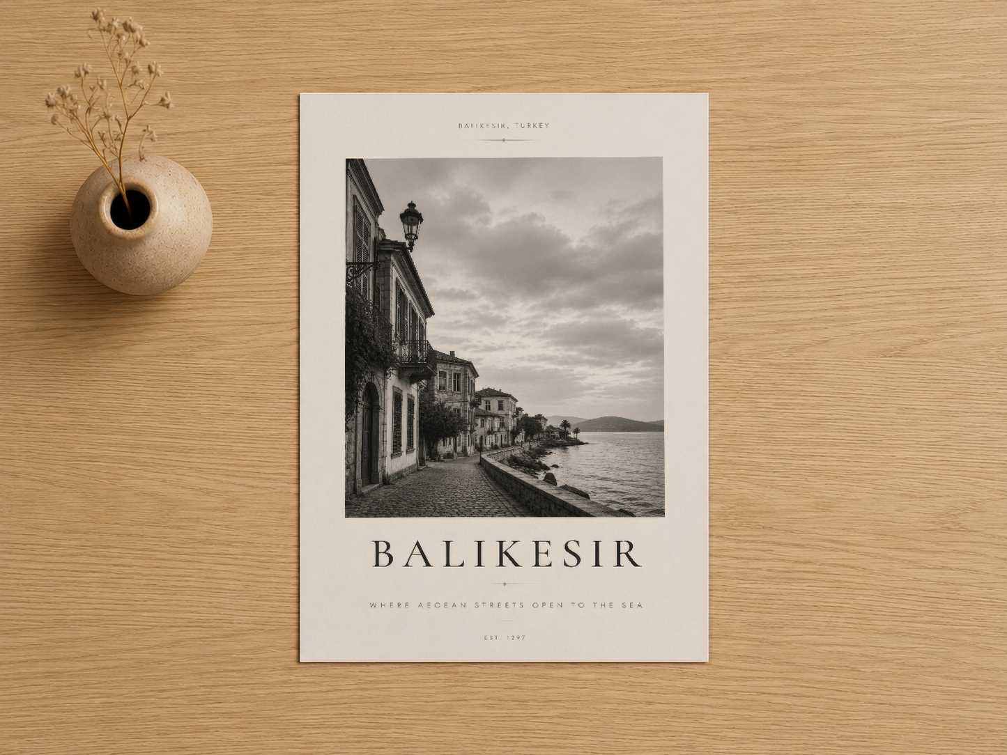 Balikesir deniz şehrinin monokrom fotoğrafı, premium poster baskı, nostaljik seyahat teması ve minimalist tasarım.