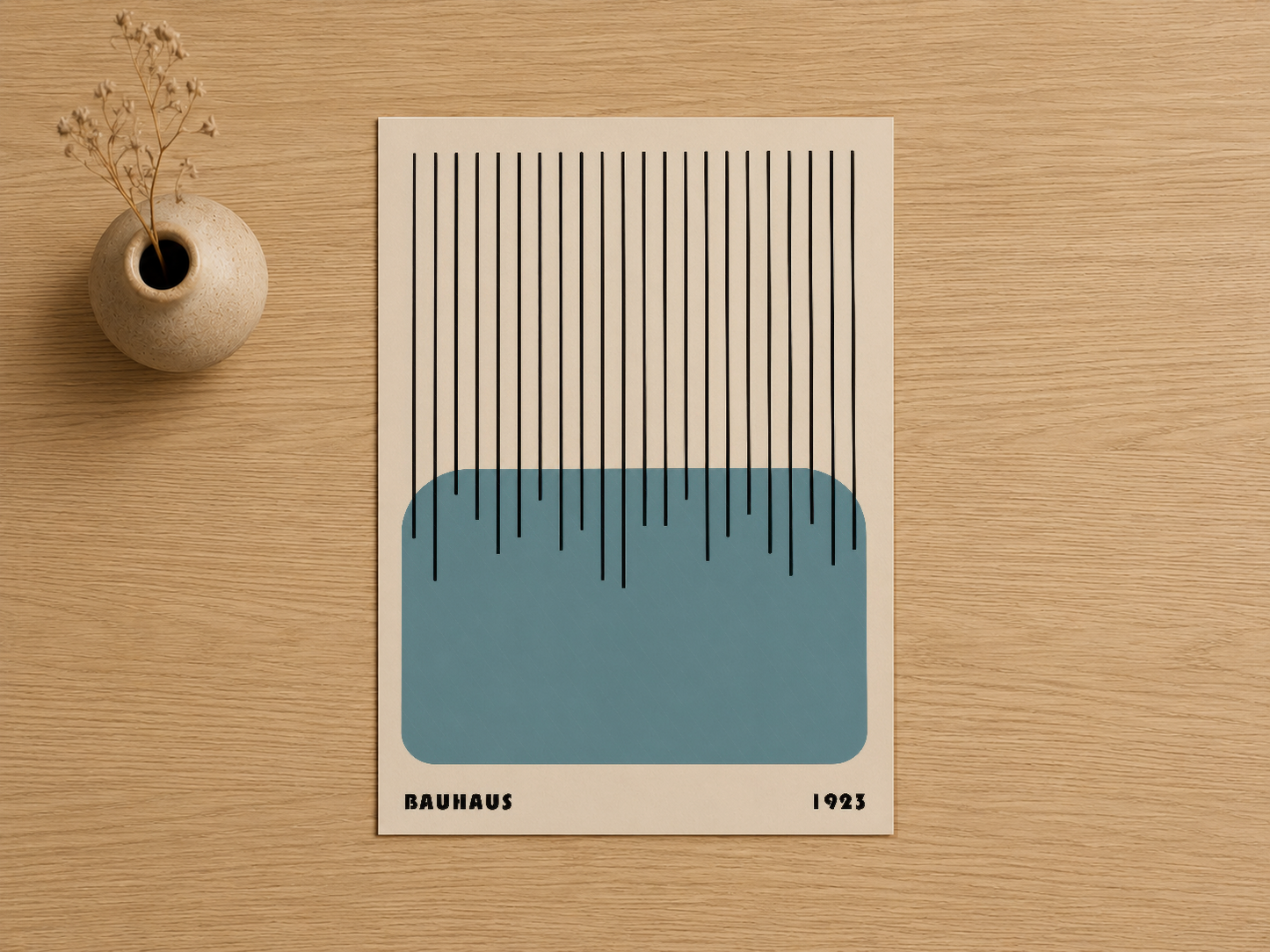 Mavi renk bloğu ve dikey çizgilerden oluşan minimalist Bauhaus tasarım duvar tablosu.