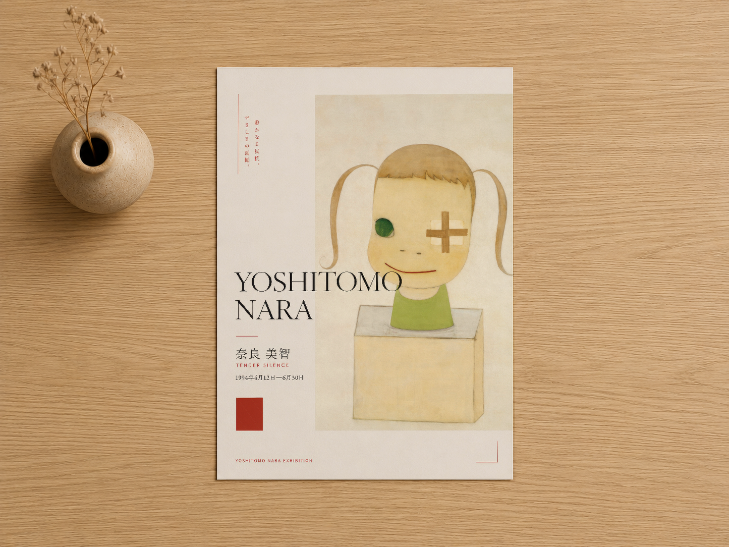 Yoshitomo Nara sanat baskısı, pastel tonları ve geometrik tasarımıyla masanın üzerinde gösteriliyor.
