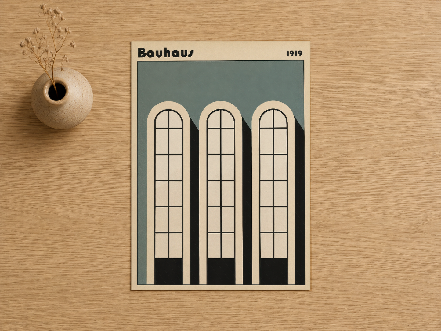 1919 tarihli Bauhaus stilinde üç arklu pencere tasarımı, klassik geometrik duvar sanatı.
