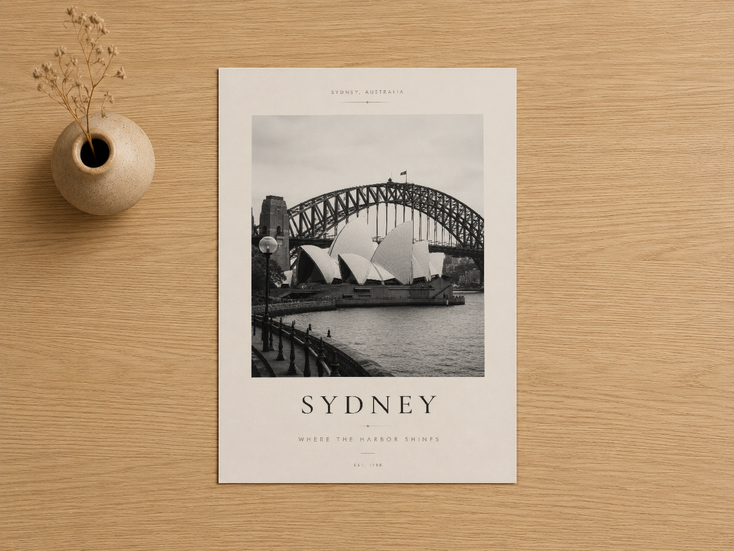 Sydney Harbour Bridge ve Opera House'un nostaljik siyah beyaz fotoğrafı, krem renkli mat arka planında.