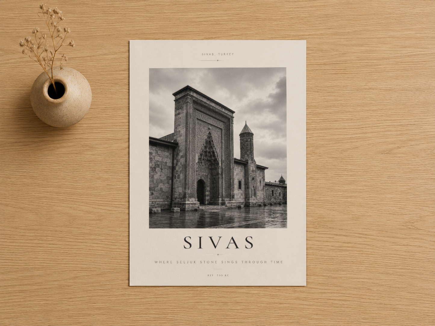 Sivas Türkiye mimari tablosu, ahşap zemin üzerinde, seramik vazo ile sanat baskısı.