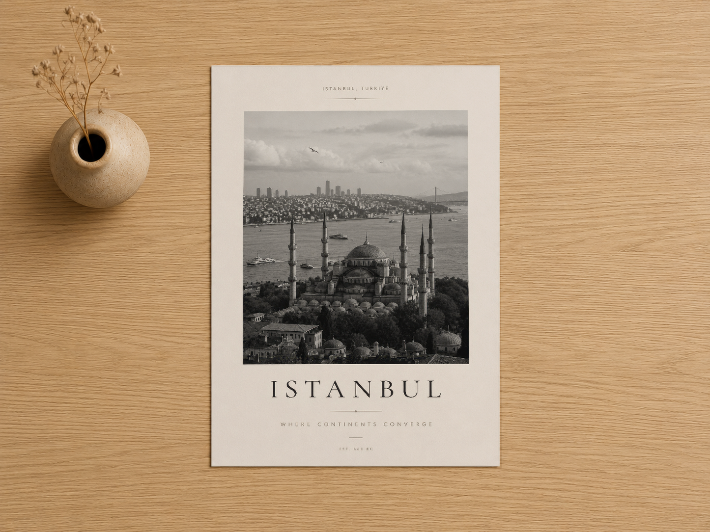 Boğaz ve camii manzarasını gösteren siyah beyaz İstanbul baskısı, şık çerçeveli sanat eseri olarak sunulan poster.