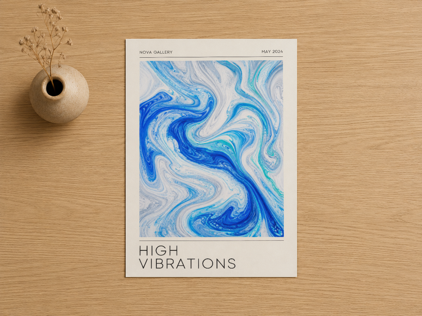 Canlı mavi tonlarında sıvı sanat tasarımı, High Vibrations başlıklı çağdaş duvar tablosu.