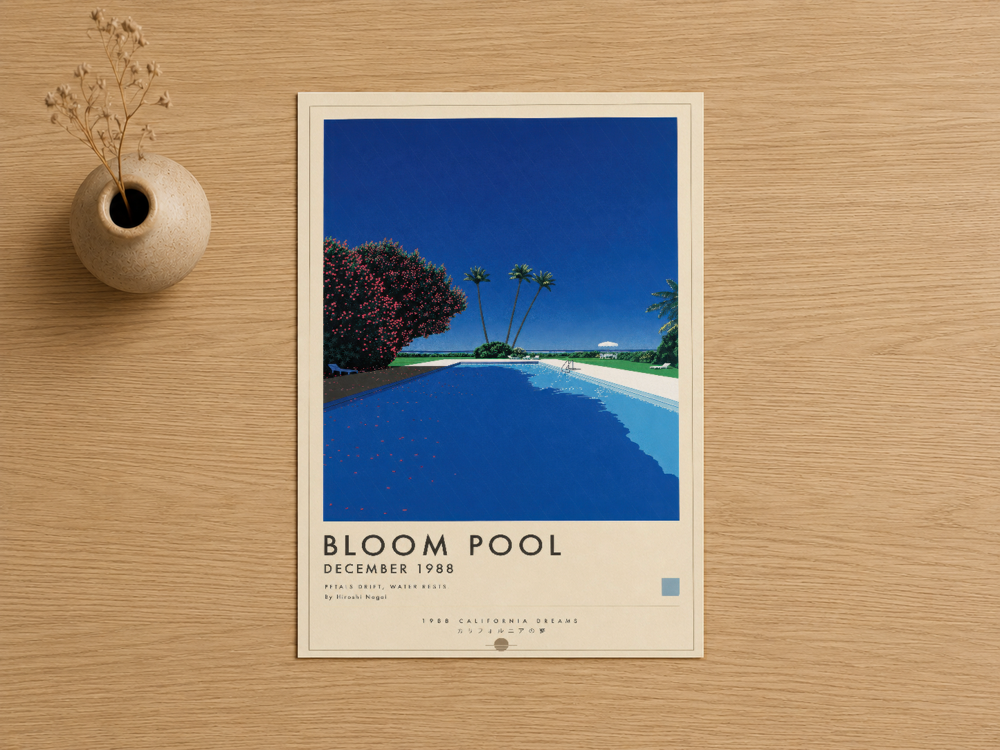 Bloom Pool tasarımı, retro estetik çerçeve içinde, ahşap yüzeyde sakin bir şekilde yerleştirilmiş.