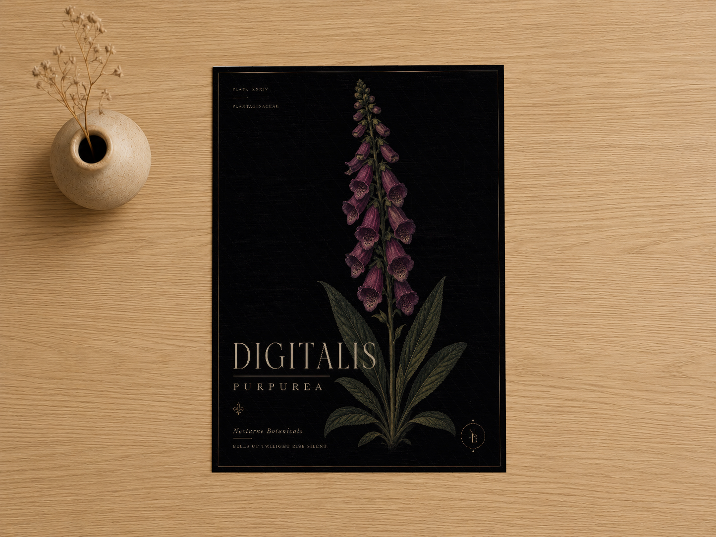 Botanik baskı tablosu, siyah fonda stilize mor digitalis çiçeği ve yeşil yapraklarıyla.