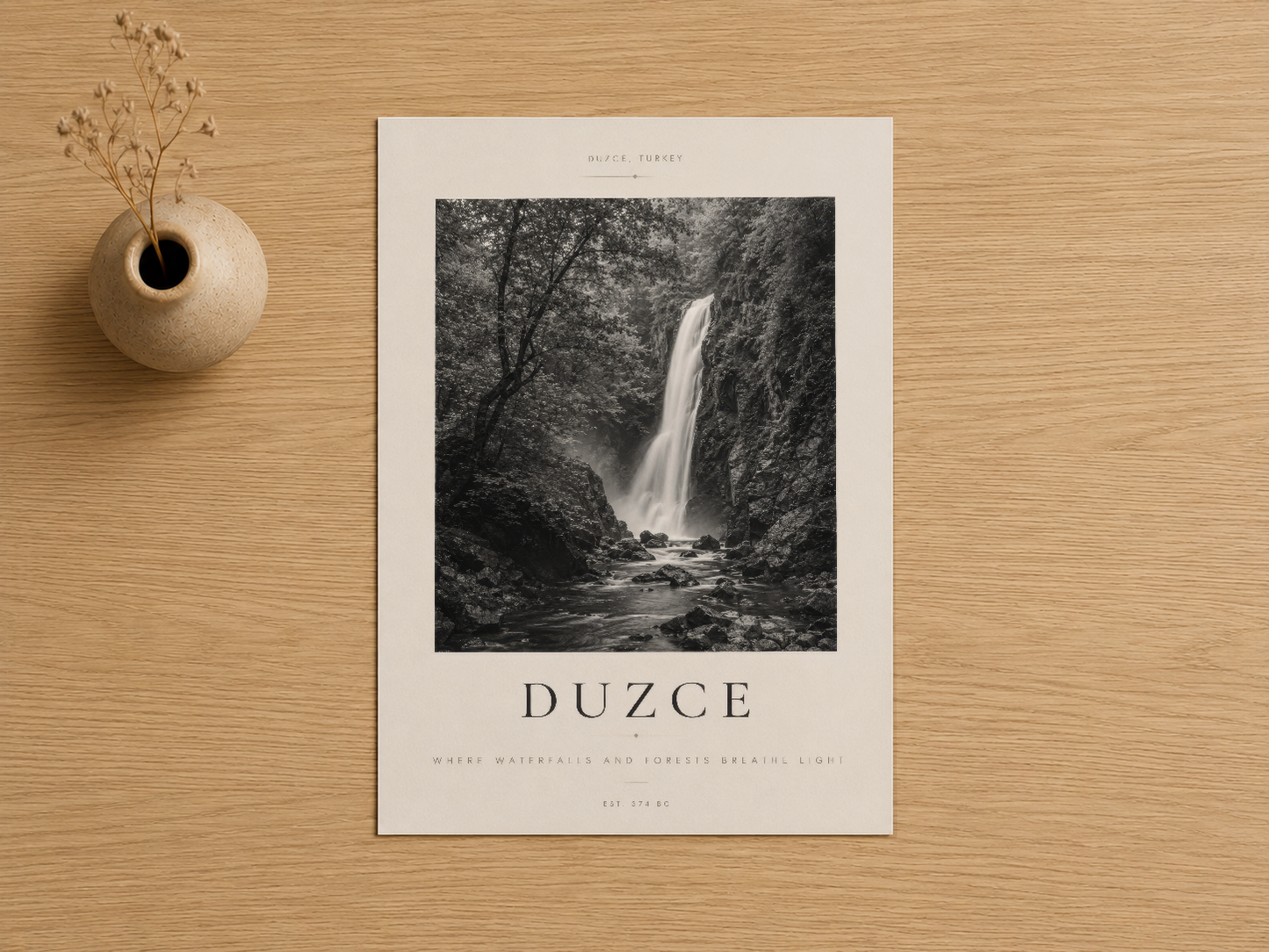 Duzce şelale temalı siyah beyaz baskı, minimalist tipografi ve doğal kuru çiçek dekorasyonla.