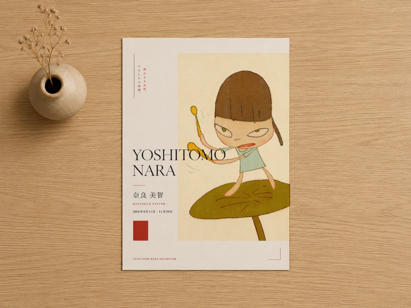 Yoshitomo Nara imzalı poster, ahşap zeminde doğal ışıkla sergilenen sanat baskısı.