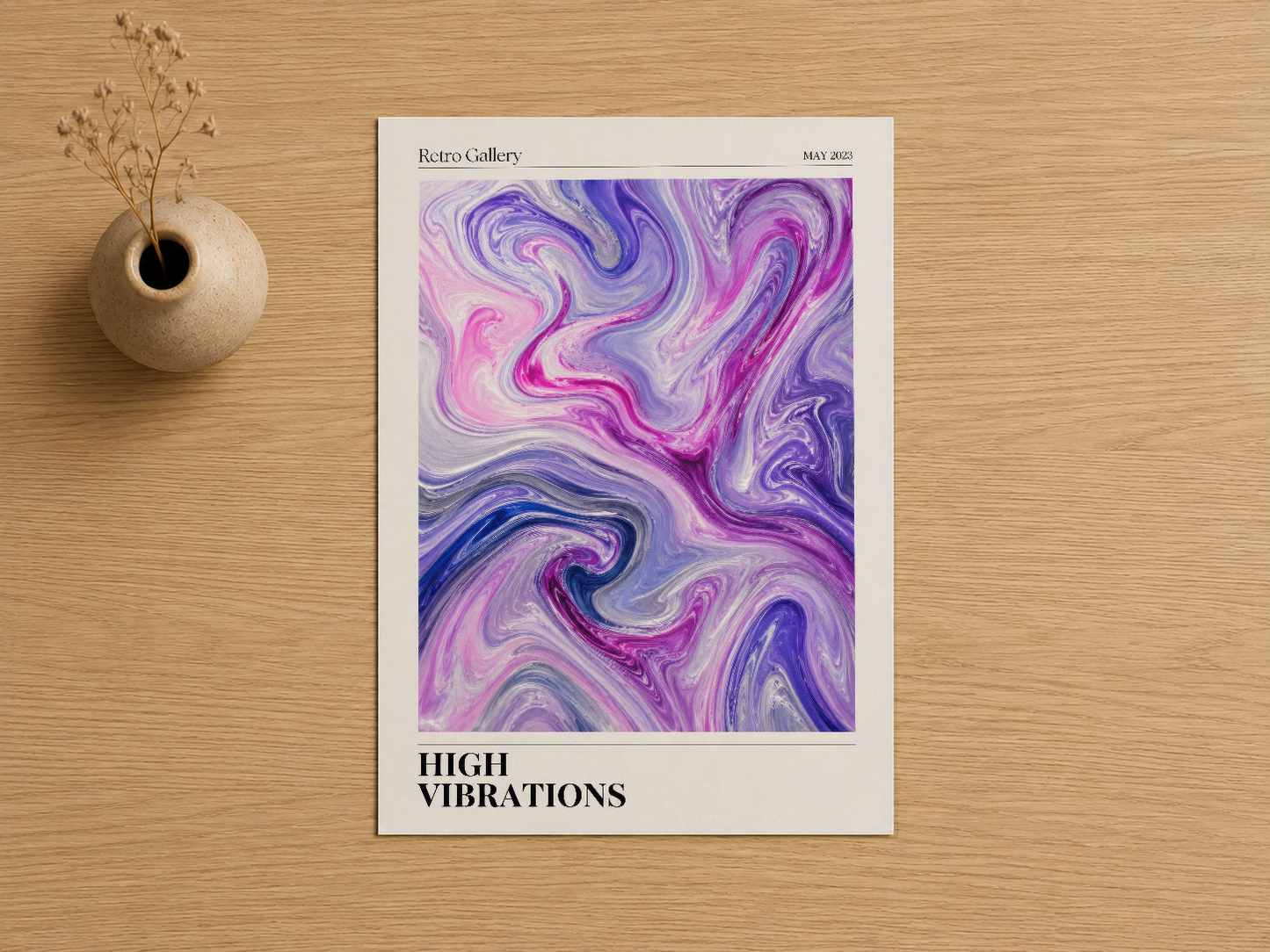 High Vibrations başlıklı soyut akışkan sanat tablosu, pembe-mor-lacivert renk harmoni, retro galeri formatı.