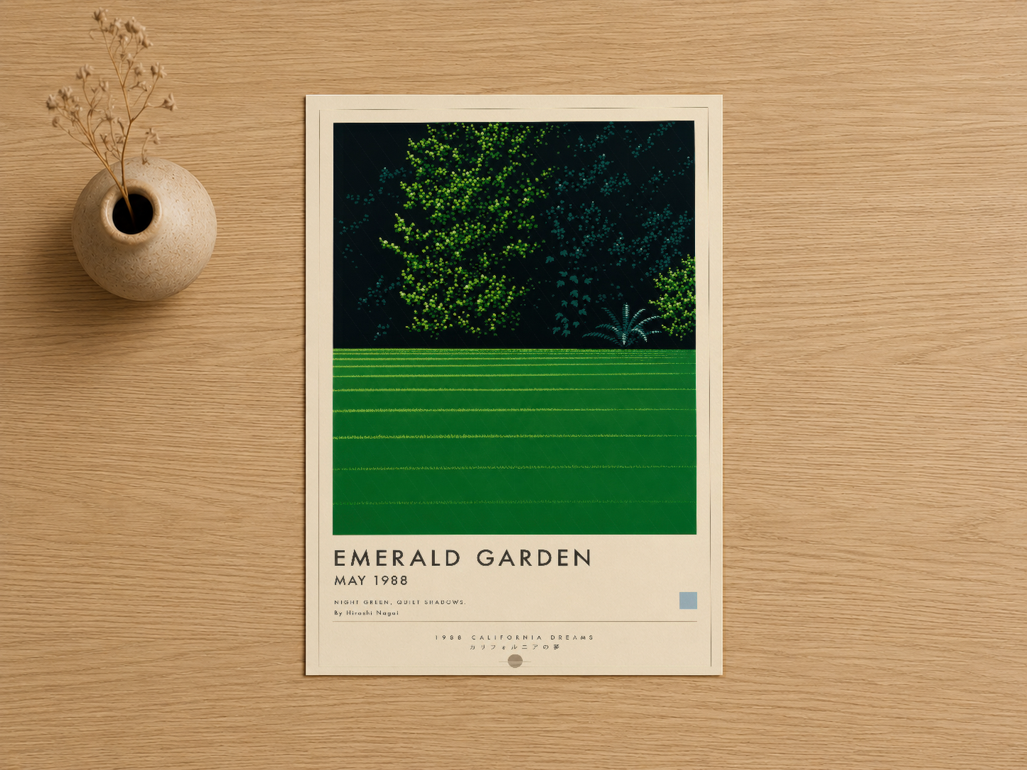Yeşil ve siyah renklerle tasarlanan Emerald Garden posteri, hafif ahşap arka plana karşı.