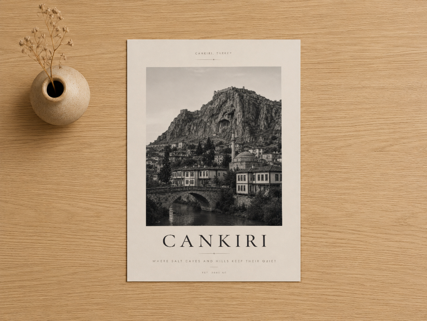 Çankiri poster, minimalist tasarımla, beyaz çerçeveli duvar sanatı, kuru çiçek vaziyla stilize edilmiş.