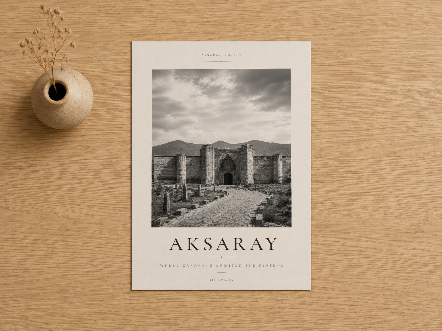 Aksaray poster, tarihi yapıyı siyah beyaz fotoğrafla gösteren minimalist tasarım, natürel dekorasyonla birlikte.