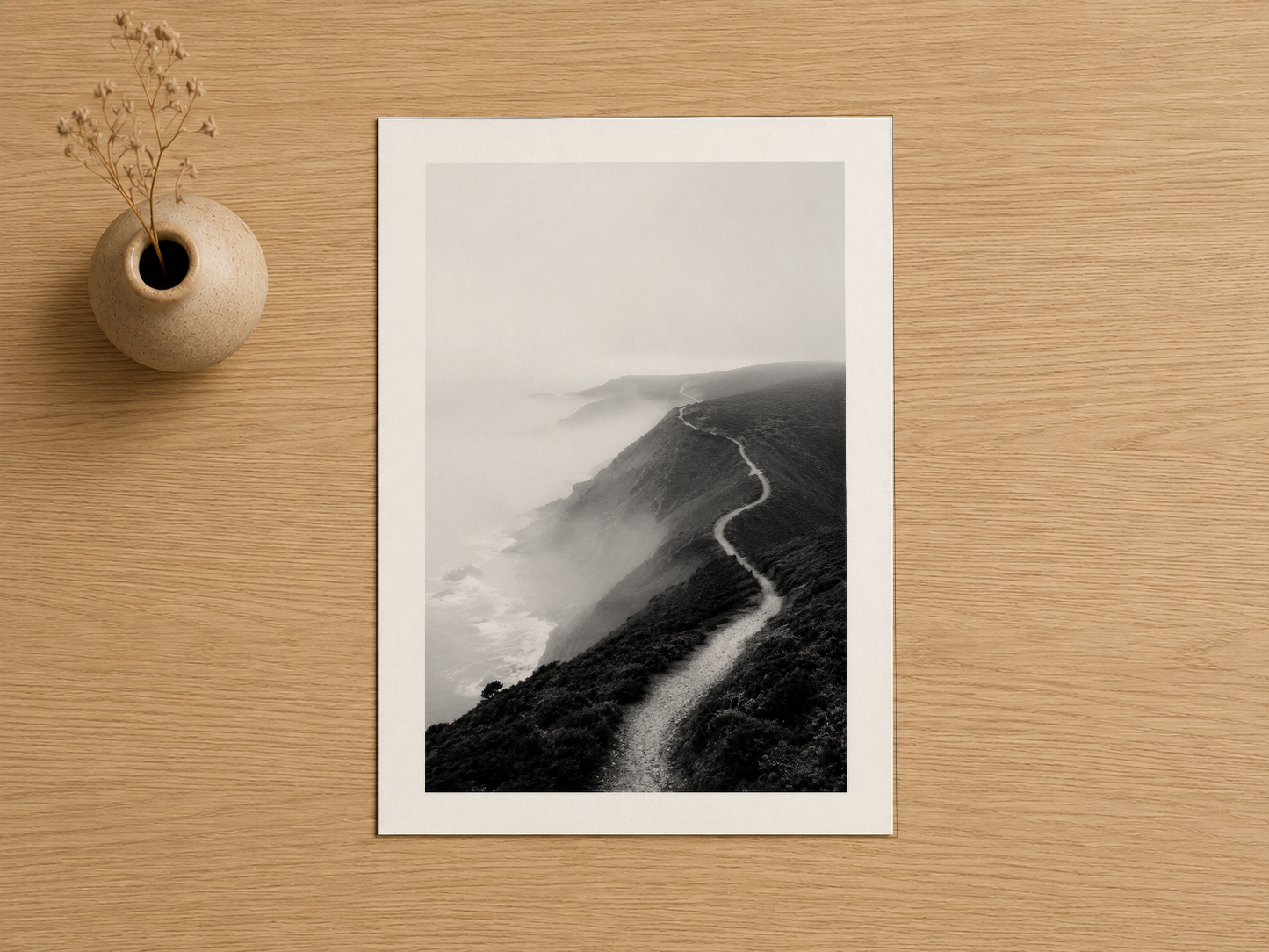 Siyah beyaz dağ ve yol fotoğrafı, beyaz paspartulu poster baskı, minimalist stil.