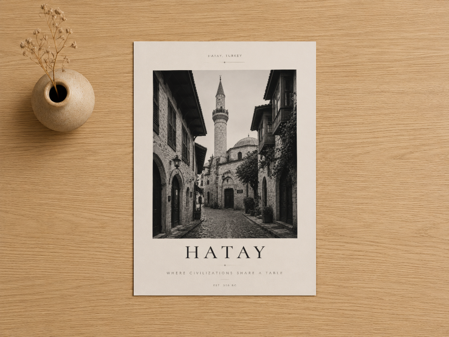 Hatay'ın efsanevi caddesi tema duvar posteri, neoclassical tipografi ve siyah-beyaz arşiv fotoğrafıyla.