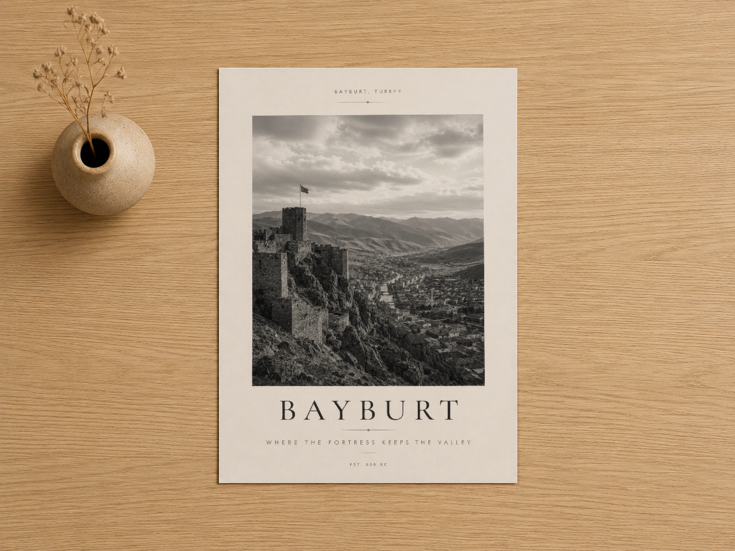 Bayburt Kalesi'nin atmosferik siyah beyaz görüntüsü, tipografik başlık ve coğrafik bilgisi ile şık tasarlanmış poster.