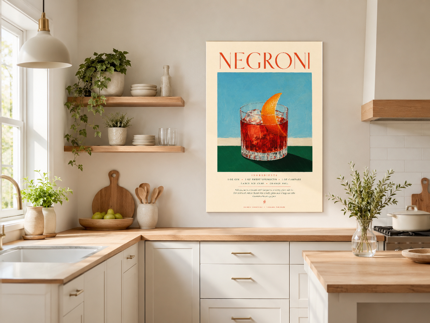 Negroni kokteyl tablosu, sanat baskısı olarak mutfak duvarını sofistike bir şekilde süslüyor.